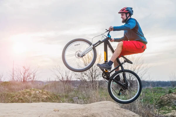 Ciclista en una chaqueta azul montando una bicicleta. Ciclismo, un hombre montando mtb . — Foto de Stock