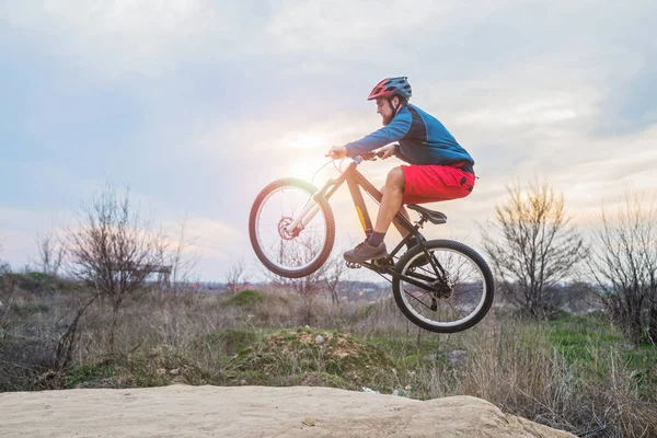 Ciclista en una bicicleta de montaña realizando un salto. Estilo de vida activo . — Foto de Stock