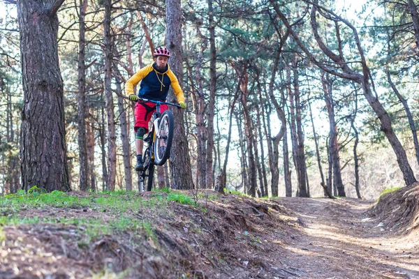 Cykling Cyklist Ljusa Kläder Ridning Mountainbike Kanten Klippa Aktiv Livsstil — Stockfoto