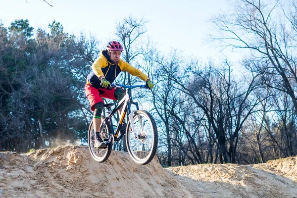 Professionell cyklist hoppar av en klippa på en mountainbike, ledigt utrymme. Enduro. — Stockfoto