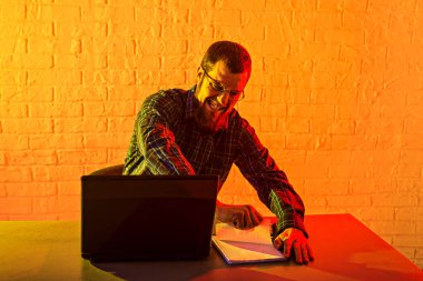 Kızgın neşesiz adam bir kağıt yıkmak sırasında duygularını ifade.