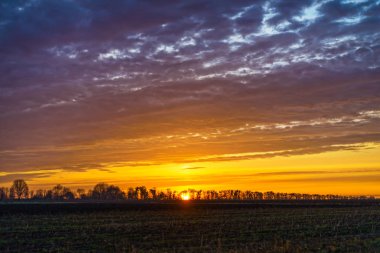 parlak güneşin ve bulutların.