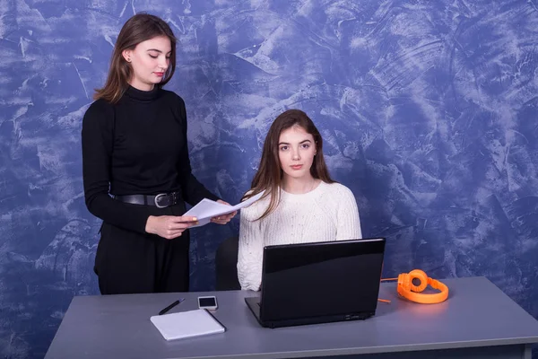 Dos jóvenes empresarias están discutiendo un proyecto empresarial individual . — Foto de Stock