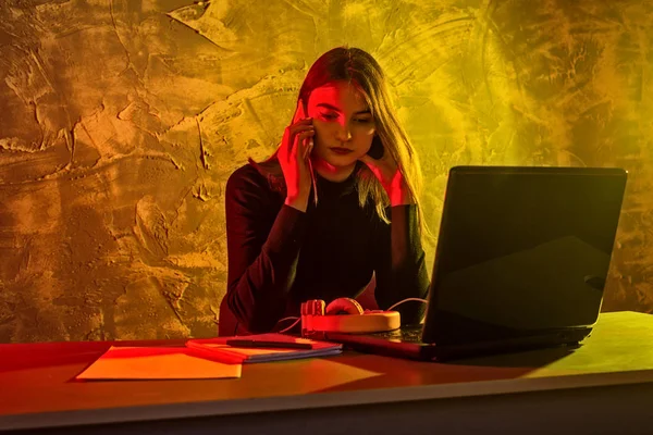 Mujer de negocios trabajando en un ordenador portátil, situación estresante . — Foto de Stock