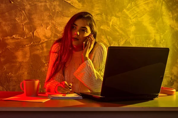 Mujer de negocios trabajando en un ordenador portátil, situación estresante . — Foto de Stock