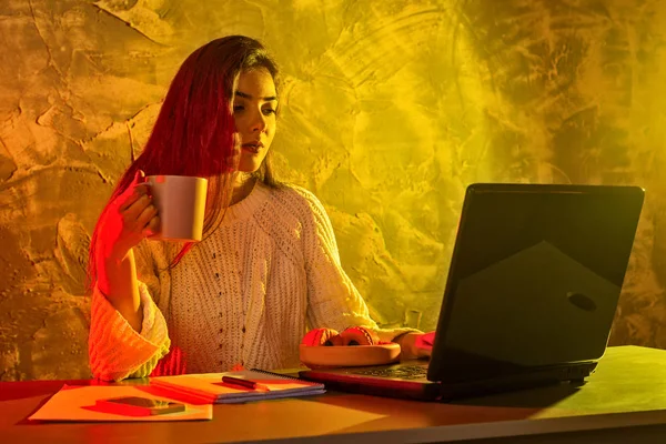 Mujer de negocios trabajando en un ordenador portátil, situación estresante . — Foto de Stock