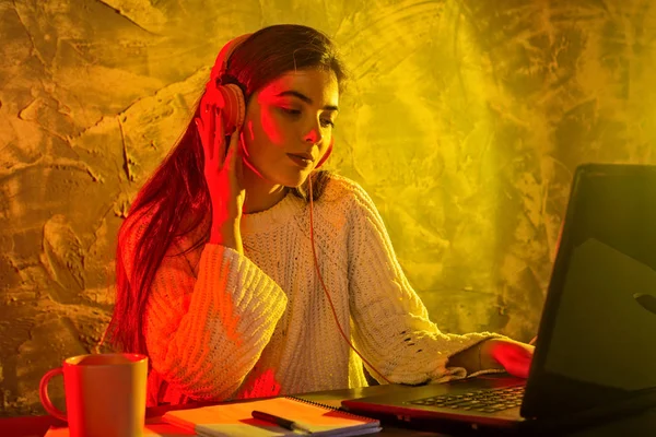 Mujer de negocios trabajando en un ordenador portátil, situación estresante . — Foto de Stock