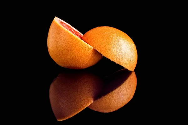 Ízletes grapefruit izolált fekete alapon. — Stock Fotó