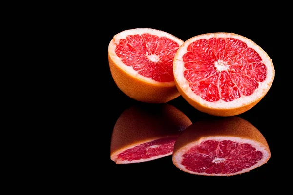 Ízletes grapefruit izolált fekete alapon. — Stock Fotó