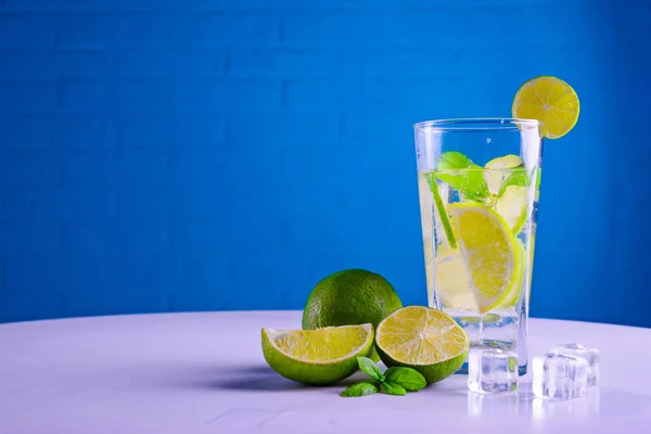 Склянка холодного лимонаду, простір для копіювання . — стокове фото