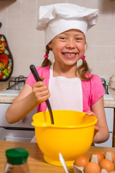 Petite fille dans un chapeau de cuisinier gros plan — Photo