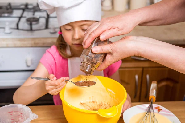 Grandmother and little granddaughter prepare the dough for the cake. — Stock Photo, Image