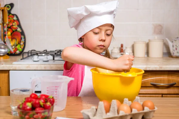 Petite fille dans un chapeau de cuisinier gros plan — Photo