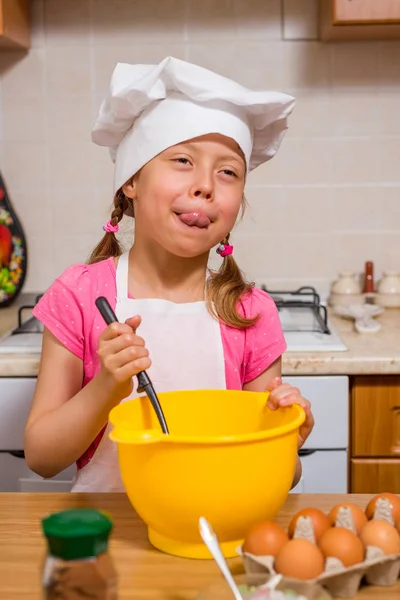 Petite fille dans un chapeau de cuisinier gros plan — Photo