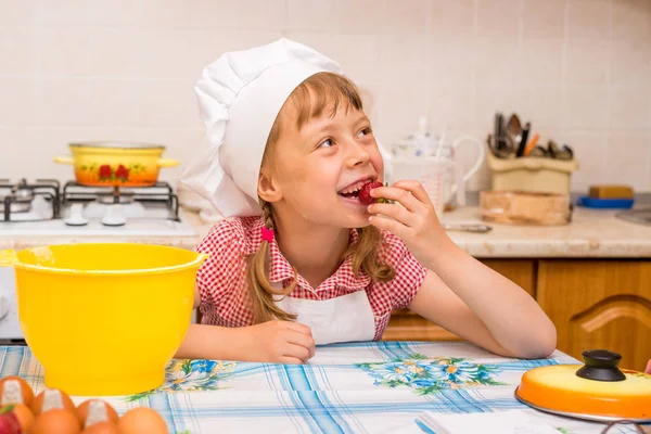 Niña en un sombrero de cocinero de cerca —  Fotos de Stock