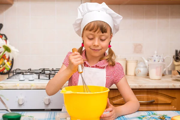 Klein meisje in een Cook Hat close-up — Stockfoto