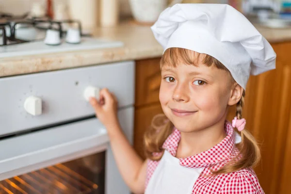 Menina em um chapéu de cozinheiro de perto — Fotografia de Stock