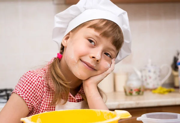 Menina em um chapéu de cozinheiro de perto — Fotografia de Stock