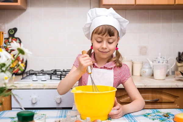 요리 모자를 닫는 어린 소녀 — 스톡 사진