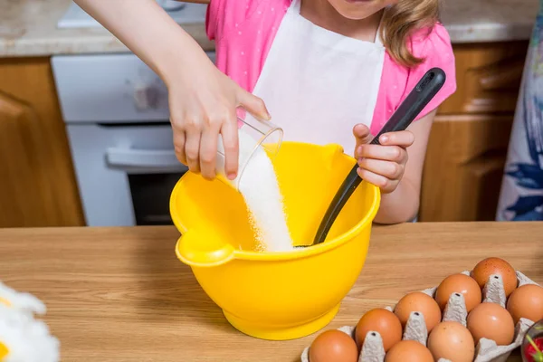 Petite fille dans un chapeau de cuisinier gros plan — Photo