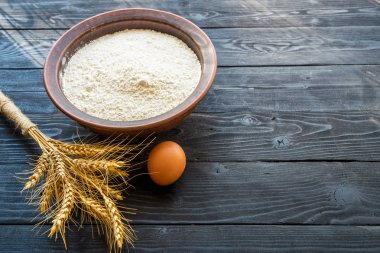 Sivri uçlu kasede un. Koyu rustik arka plan üzerinde