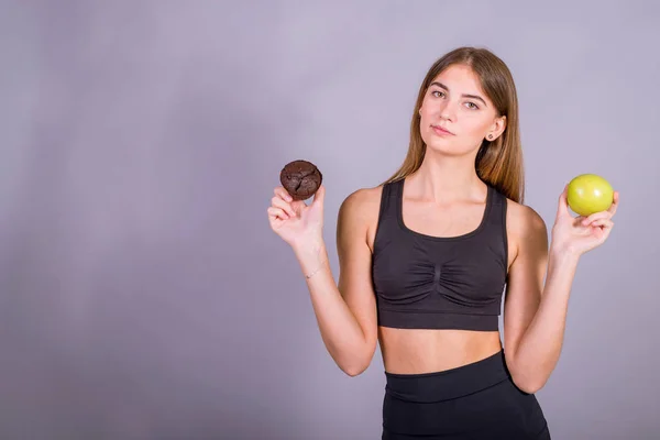 Richtige Wahl. Studioaufnahme einer jungen Fitness-Frau in Sportkleidung — Stockfoto