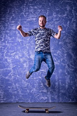 Kaykaycı mavi arka plan üzerinde yüksek bir atlama performans.