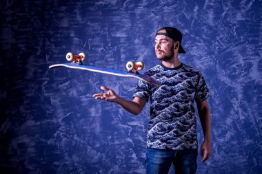 Kaykaycı mavi bir arka plan üzerinde paten eli dönüm.