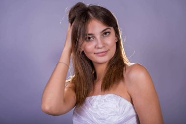 gri bir arka plan üzerinde güzel bir kızın portresi.