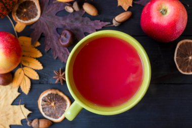 Ahşap bir masada sıcak meyve çayı Fincan.