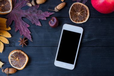 Modern beyaz akıllı telefon, masada boş siyah ekranlı cep telefonu.