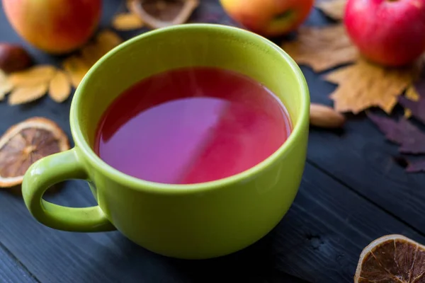 Xícara de chá de frutas quentes em uma mesa de madeira . — Fotografia de Stock