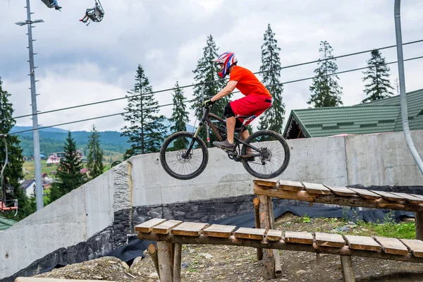 Extrémní cyklista skákající z odrazky na horských kolech. — Stock fotografie