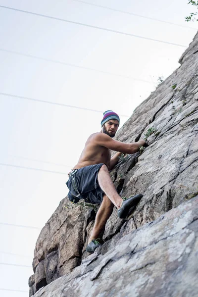 Um alpinista a subir a rocha. Estilo de vida ativo, esporte extremo . — Fotografia de Stock