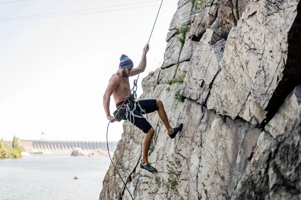 Horolezec šplhá na skálu. Aktivní životní styl, extrémní sport. — Stock fotografie