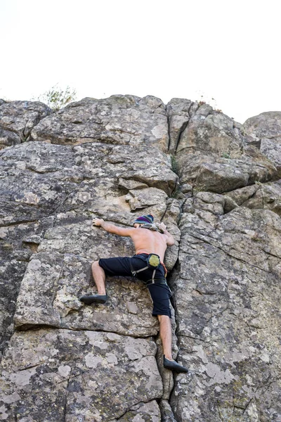 Hombre escalador subiendo por la roca. Estilo de vida activo, deporte extremo . —  Fotos de Stock