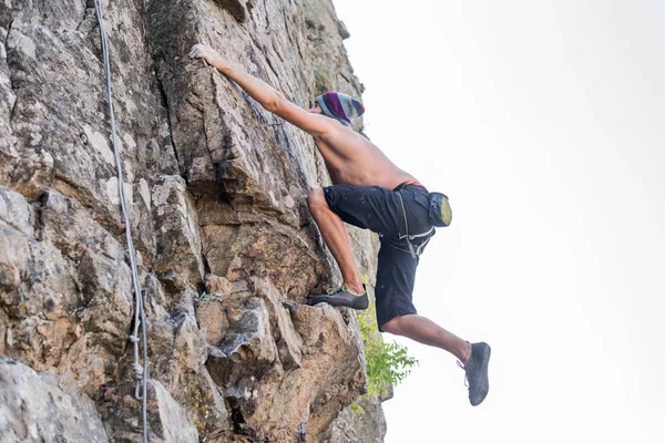 Hombre escalador subiendo por la roca. Estilo de vida activo, deporte extremo . —  Fotos de Stock