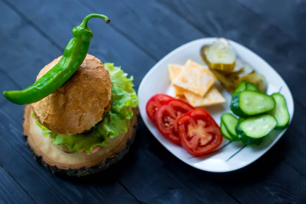 Siyah arka planda ev yapımı hamburger ve malzemeler.. — Stok fotoğraf