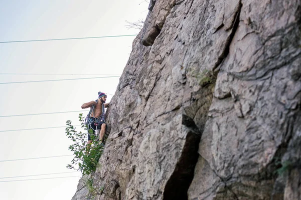 L'alpiniste escalade un mur de pierre . — Photo