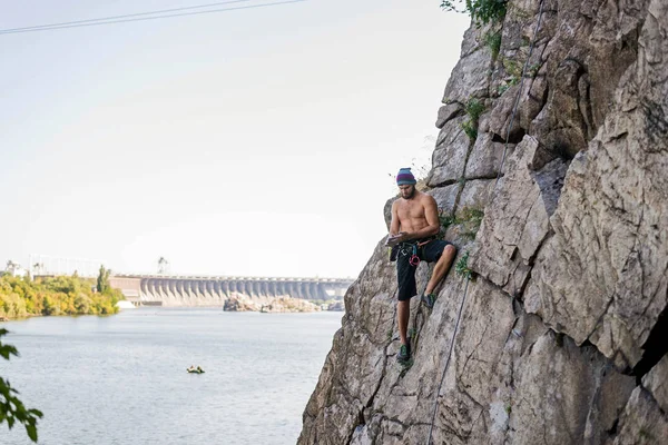 Escalador de rocas está escalando un muro de piedra . —  Fotos de Stock