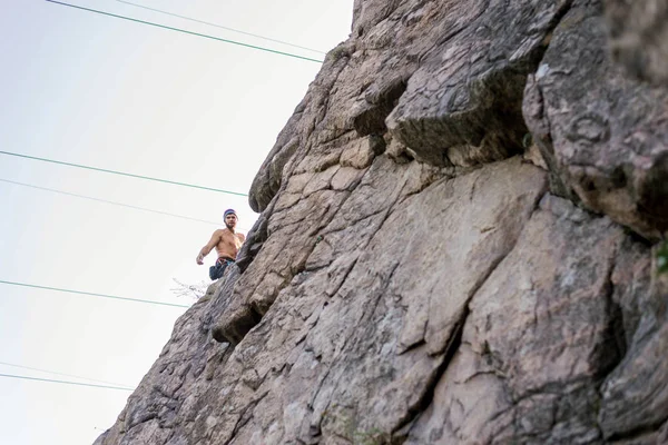 Escalador de rocas está escalando un muro de piedra . —  Fotos de Stock