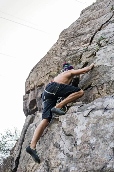 L'alpiniste escalade un mur de pierre . — Photo