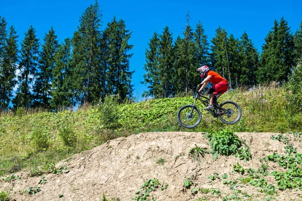 Mountainbike springen, freien Platz für Ihren Text kopieren. — Stockfoto