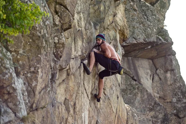 Człowiek urwisko wspina się na skałę. — Zdjęcie stockowe