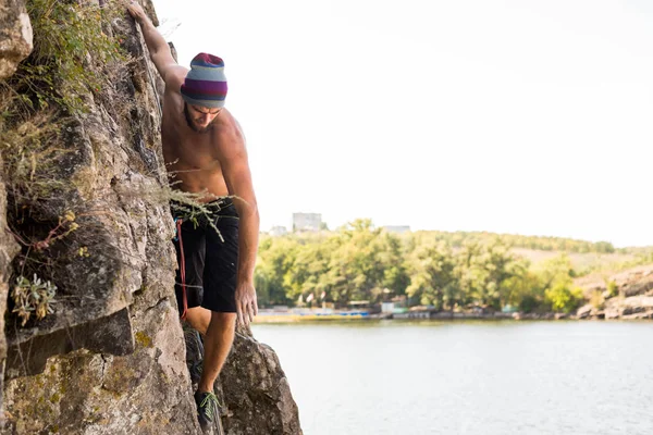 Człowiek urwisko wspina się na skałę. — Zdjęcie stockowe