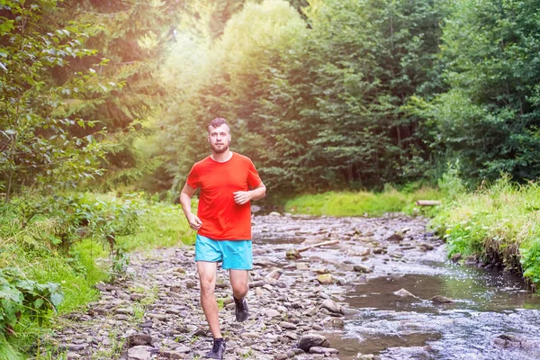 Joven deportista corriendo en el hermoso atardecer — Foto de Stock