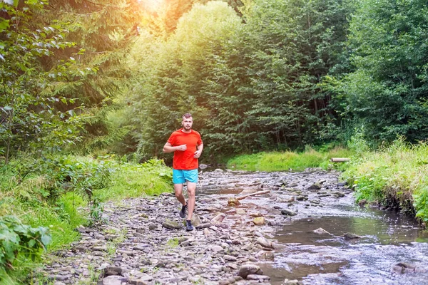 Joven deportista corriendo en el hermoso atardecer — Foto de Stock