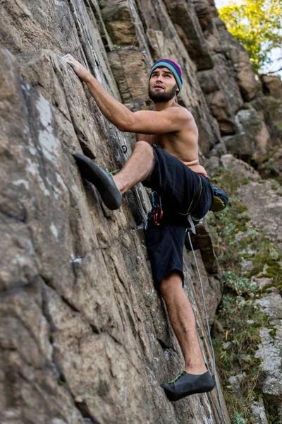 Hombre acantilado escalador está escalando una roca . —  Fotos de Stock
