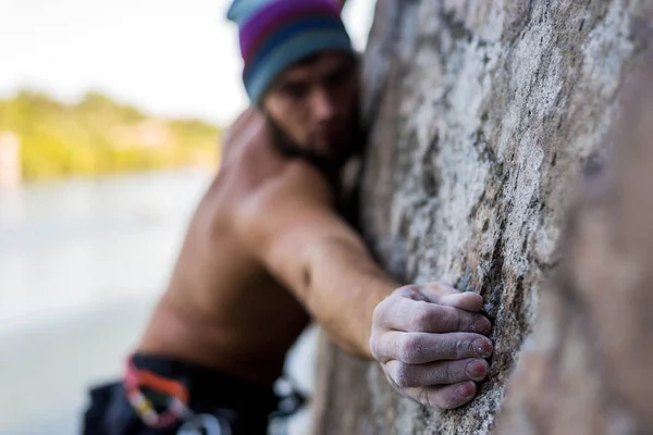 Ritratto uomo arrampicatore falesia sta scalando una roccia . — Foto Stock