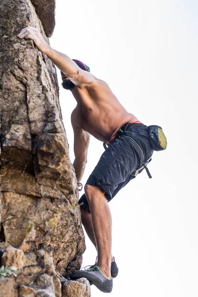 L'uomo scalatore di scogliere sta scalando una roccia . — Foto Stock